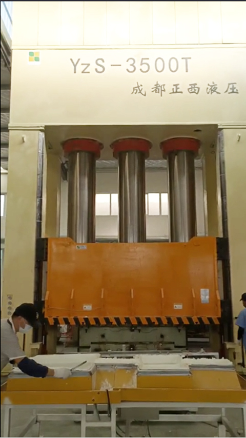山東淄博液壓機需求客戶定制的3500噸框架液壓機圓滿交貨了，祝賀！